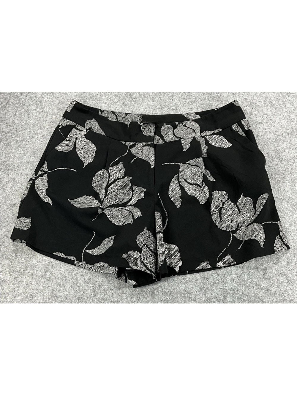 Ann Taylor Black & White Floral Print Shorts Women's Sz 10 Pleated Front Chic
